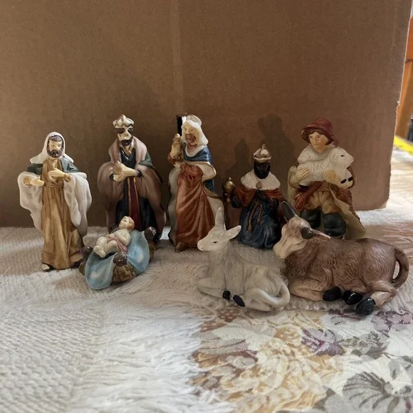 Vintage 8-Piece Hand Painted Porcelain Partial Nativity Set - Picture 6 of 8